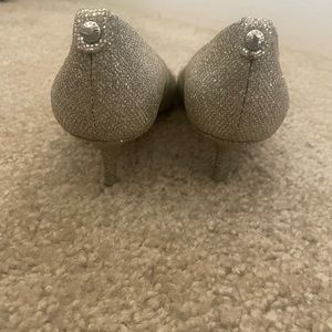 Silver pumps heels Michael Kors